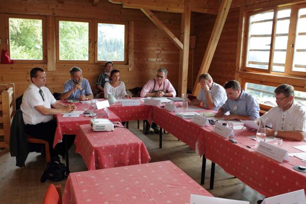 /Gipfelgespraech-auf-der-Schafalm-in-1-1