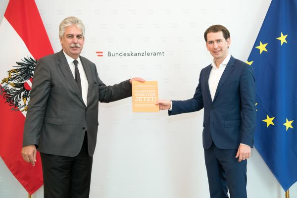 /Uebergabe-Weissbuch-Hans-Joerg-Schelling-Sebastian-Kurz